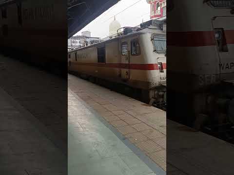 Express train arrives at Kanpur Junction raw sound real vibe  #IndianRailways #KanpurStation #Shorts