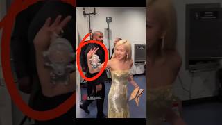 Rosé at the VMS backstage shows of her Labubu 😘 #rosé #vms #blackpink #shorts #viral