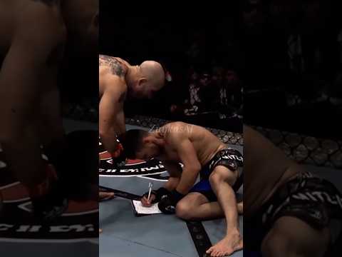 Surprise Break in the Match: Boxer Does Homework in the Ring 😂