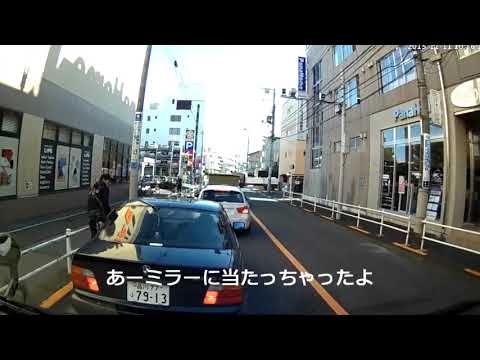 Bmwのサイドミラーに当たった自転車の男が次の瞬間、前代未聞の行動に出る クルマ!