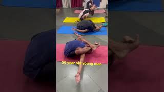 50 year old young man #yoga #ekapadasirsasana #tittibhasana #bakasana #handbalance #hardwork