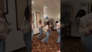 When your damas practice in the dressing room while you change 💓 #orozcovals #quince #quinceañera