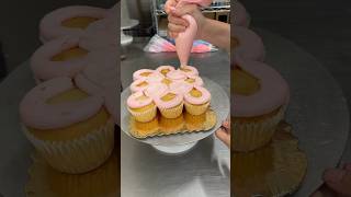 I’M LEAVING THE PAPERS ON!! 🧁 #cake #cakedecorating #caketok #cakes #cupcake #CapCut