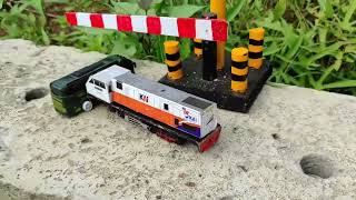 Kereta Api Cc 206 Dan BB300 Berjalan Melewati Wesel Bergerak - Kereta Api Indonesia (Update)