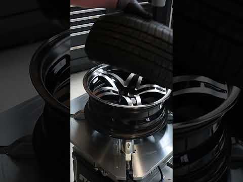 Changing a tyre with a helper arm