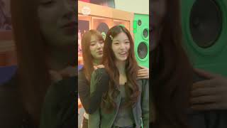 JIWOO showers NMIXX with kisses💋 ㅣ Behind the scenes