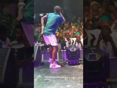 Pacheko midundo akiwa na paten kwenye jukwaa la singeli festival #elinjuchi #rufamaequinto #nguesso