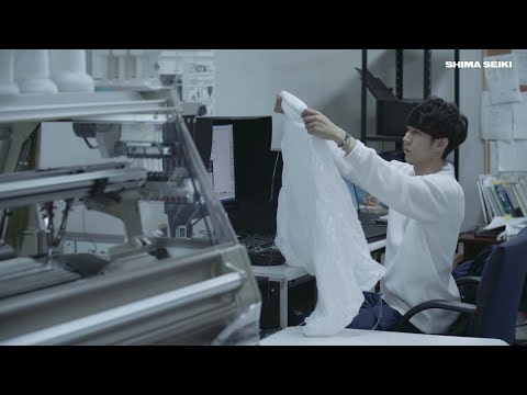 ホールガーメント®バッグにコンブ加工を施し、これまでにない風合いを表現。
