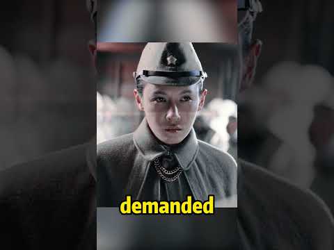 A man pretending to be a fake officer entered the carriage#shorts #movie #movieclips #fypシ゚