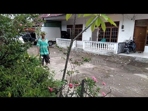 Orang gila lewat di depan rumah