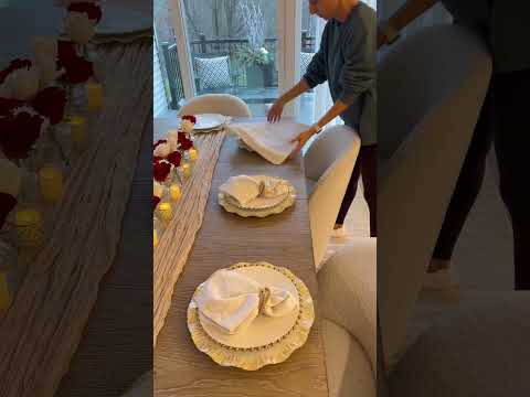 Simple and elegant tablescape for hosting dinner at home #dinner #tablescapeideas #tablescapestyling