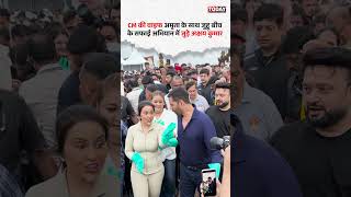 Akshay Kumar joined CM's wife in cleaning campaign at Juhu beach #shorts