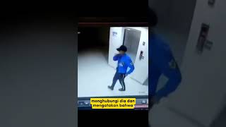 Hantu ibu-ibu?? #shorts #hantu #rekamancctv #aneh #seram #misteri #penampakan #security #satpam