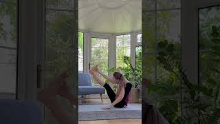 Have you tried this balance in Eka Pada Sirsasana? #yogapostures #advancedyoga #ekapadasirsasana