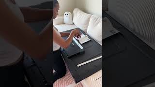 I mounted my TV using an apartment renter friendly studless wall hanger. #tvmounting #renterfriendly