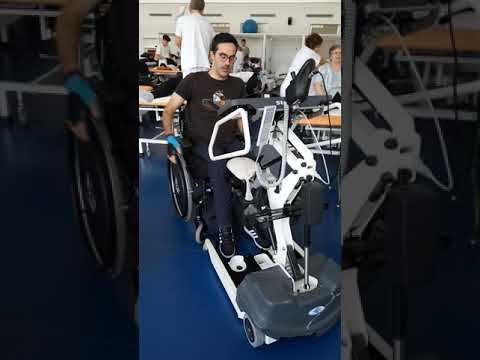 Tetrapléjico subiendo a un bipedestador
