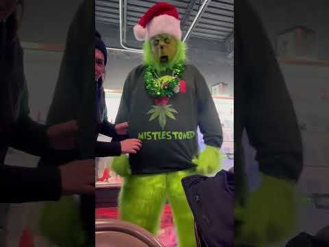 #mistlestoned. Merry XMasssss 🎄#grinch