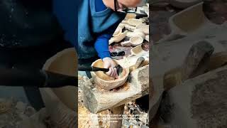 Master Craftsman Carves a Water Scoop from Solid Wood Using Traditional Techniques