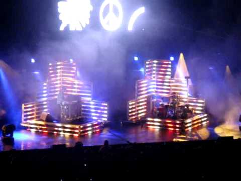 DJ AM & Travis Barker @ Weenie Roast 1