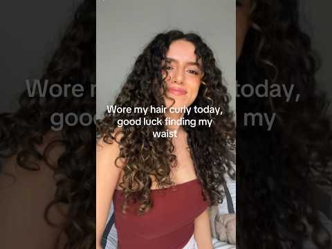 If you see a walking wig, dw that’s just me n my hair 🤫 #skinny #relateable #curlyhair