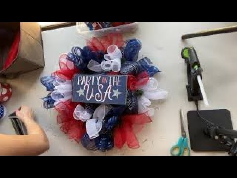 How to Make a Patriotic Wreath. DIY Make a Wreath.