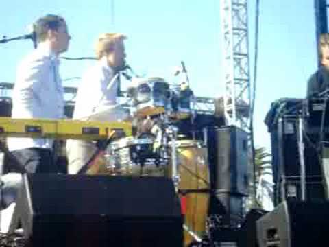 Hot Chip - Hold On (2) (Treasure Island Music Festival)