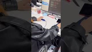 Pay attention to her keyboard ？？！a  programmer girl