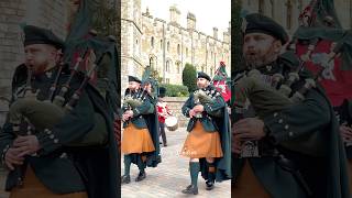 FANTASTIC! Respect 💂💂💂Changing the guard at the Windsor Castle. #greatbritain #changingoftheguard