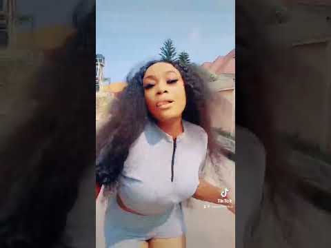 Lizzygold exposes her bum in new video.