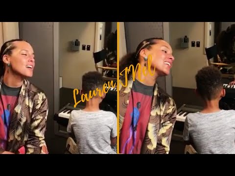 Alicia Keys Sings "Lean On Me" While Her Son Plays The Piano 😍