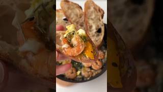 How to eat shrimps with the head on in one