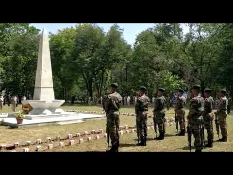 ‪Indian Army paying respect to Corona Warriors.