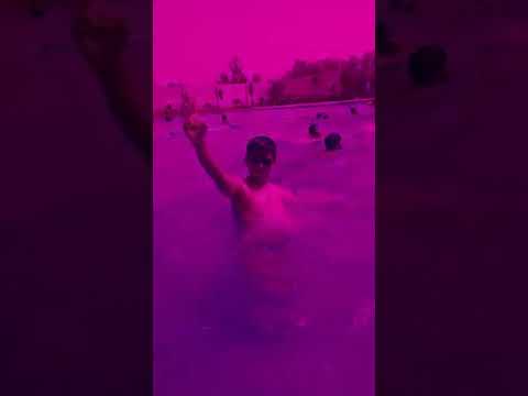 गर्मी में  स्विम पूल में मस्ती करते हुए