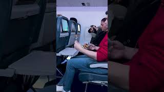 Getting free Snacks on the Plane ✈️