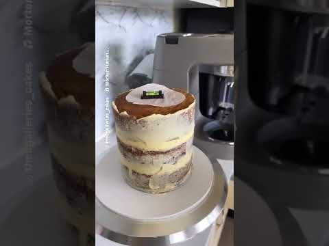 Secret baking tip.. when you do this it’s easier to finish those tall cakes easily