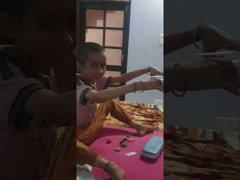 ye bachcha dron bna rha hai