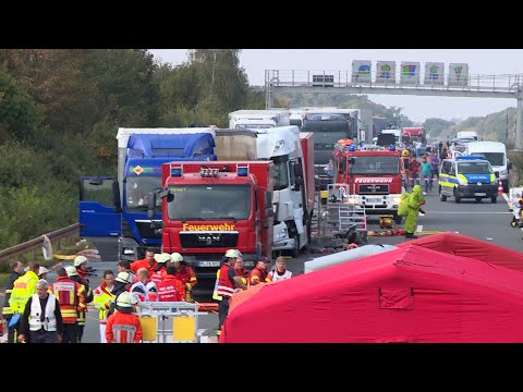 [Schwerer Gefahrgutunfall] Gefahrgut tritt nach LKW Unfall auf der A2 aus