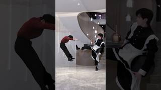 The manservant sent the young master flying with a forceful kick. #gujinnanqiu #blseries #顾禁南囚#bl