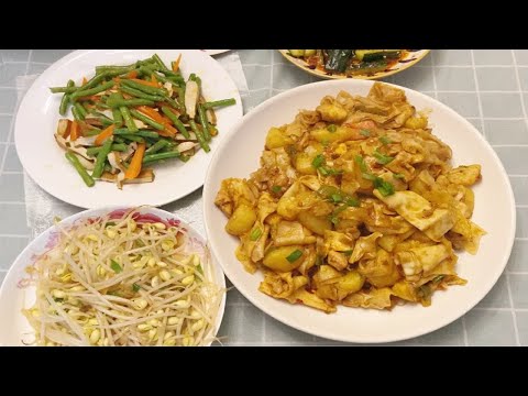 今天给家人做了超级好吃的家庭版新疆大盘鸡，面条吸足了汤汁，好吃到舔盘！真的可以说全家老少都爱吃的一道菜，在配上酸辣开胃的拍黄瓜太满足啦！你们也要按时吃饭哦！