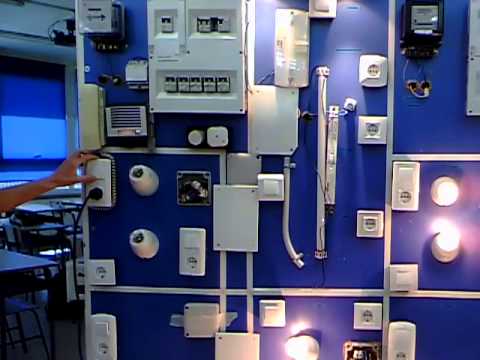 A l'Acadèmia Núria .. Pràctica d'instal·lacions d'interior en panells de simulació