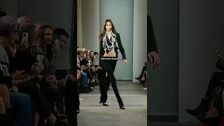 Once again, she owns the runway ⚡ #fashion #runway #supermodel #yasminwijnaldum