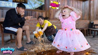 Monkey Molly makes a very smart move that convinces Dad to take her to a café