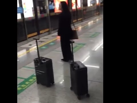 Robot Suitcases - Fighting!