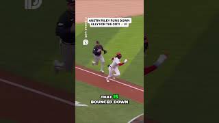 Austin Riley chases Elly de la Cruz#mlb #baseballplayer #ellydelacruz #mlbplayer #sports