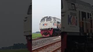 #keretaapiindonesi #viralshorts #cirebonbanget #djyaodna #fypシ゚viral