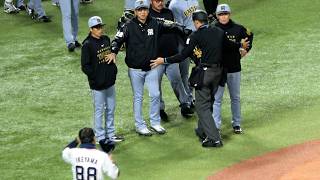 一触即発⁉【藤川監督】死球・頭付近のボールにベンチを出て来る 【池山監督】もすぐに謝罪 現地映像 【阪神】×【ヤクルト】