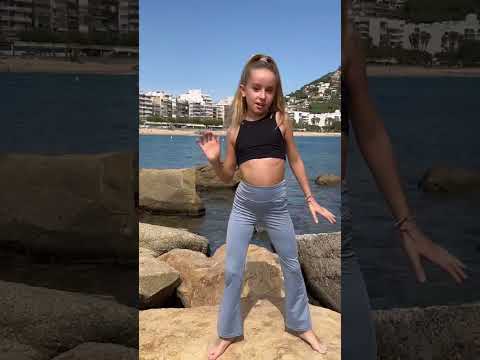 Dance free in front of the blue sky and sea#kidswear #dance #comfortablefashion #yogapants #fashion