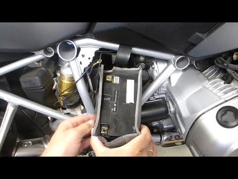 Changing the BMW R1200GS battery