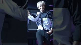 Even girls are jealous of Baekhyun's body proportions #exo #baekhyun #exol