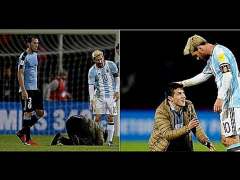 Lionel Messi abraza a un aficionado durante el Argentina vs Uruguay 1-0
